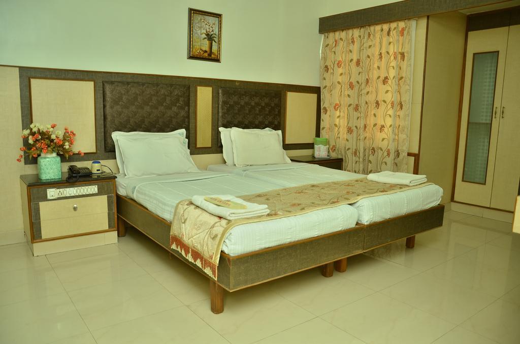 Hotel Aryaas Palayankottai Bagian luar foto