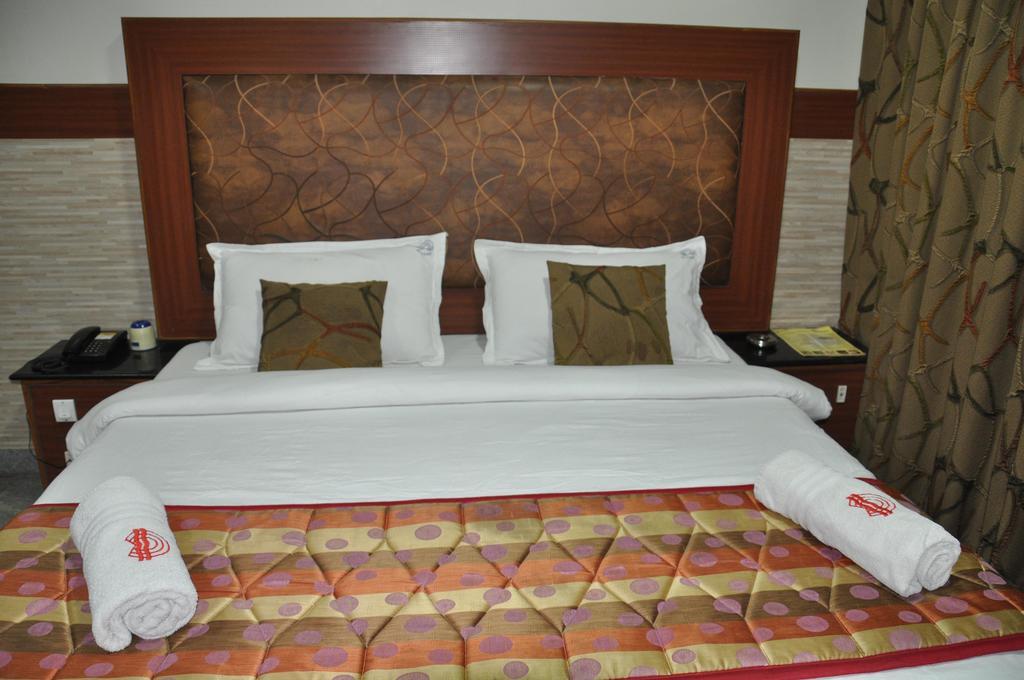 Hotel Aryaas Palayankottai Bagian luar foto
