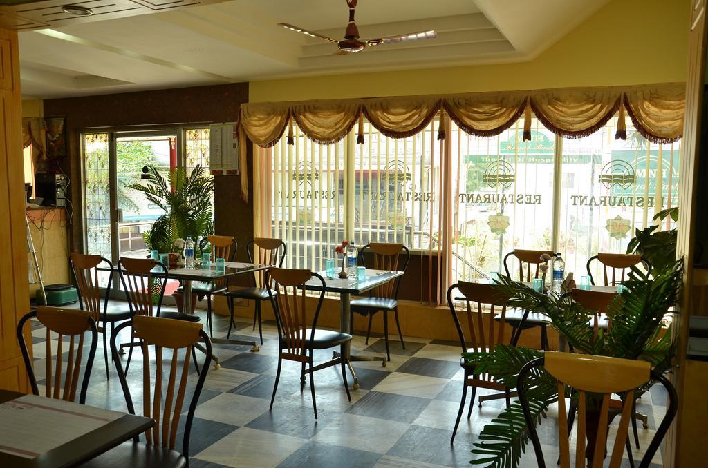 Hotel Aryaas Palayankottai Bagian luar foto