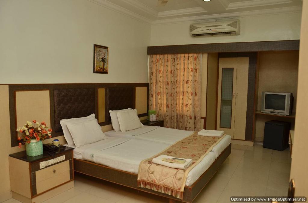 Hotel Aryaas Palayankottai Bagian luar foto
