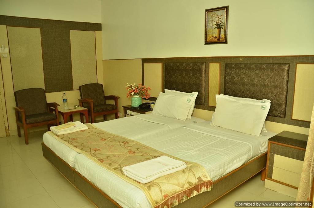 Hotel Aryaas Palayankottai Bagian luar foto