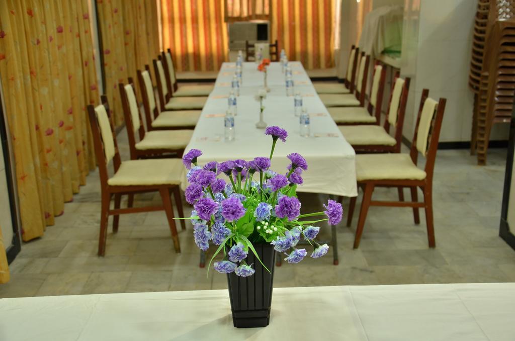 Hotel Aryaas Palayankottai Bagian luar foto