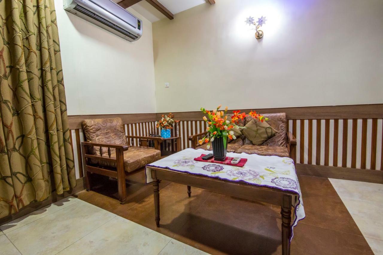 Hotel Aryaas Palayankottai Bagian luar foto
