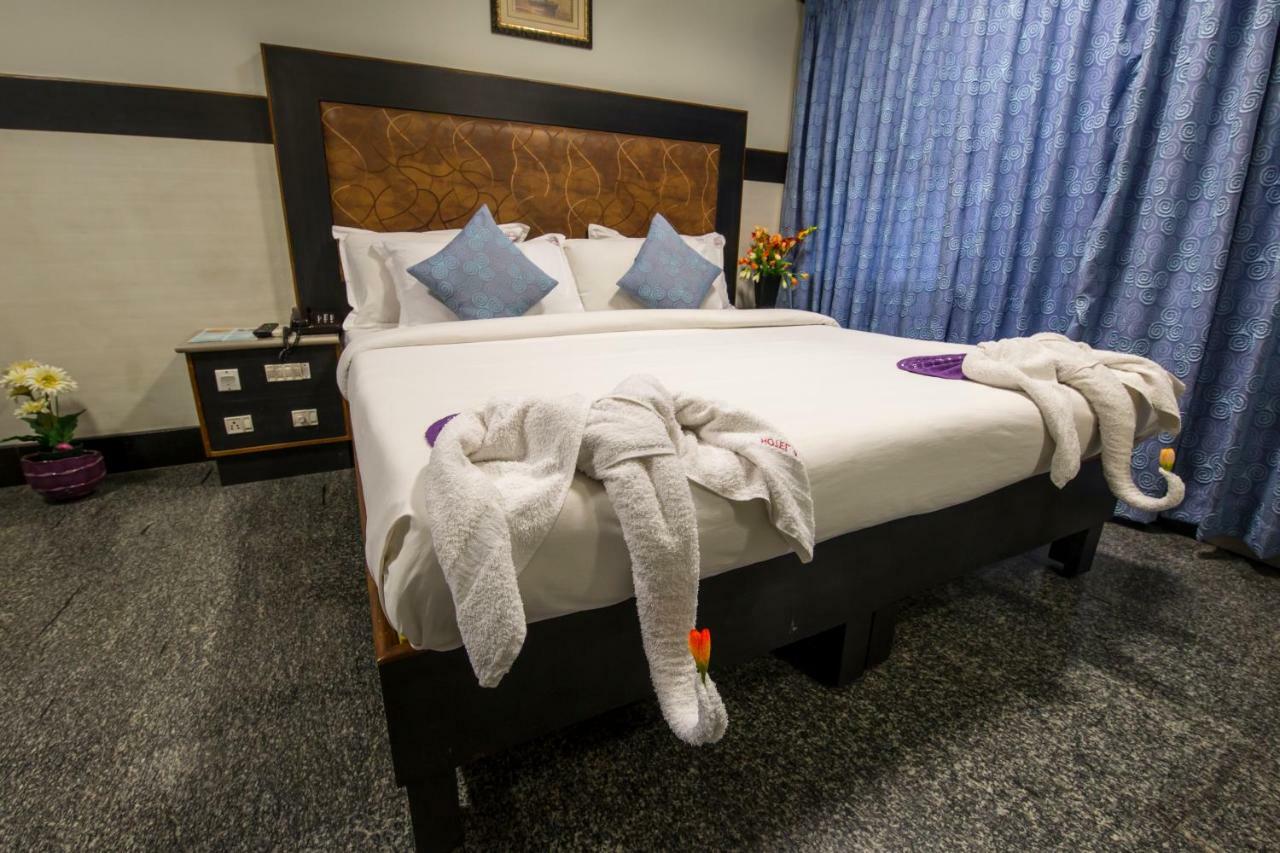 Hotel Aryaas Palayankottai Bagian luar foto