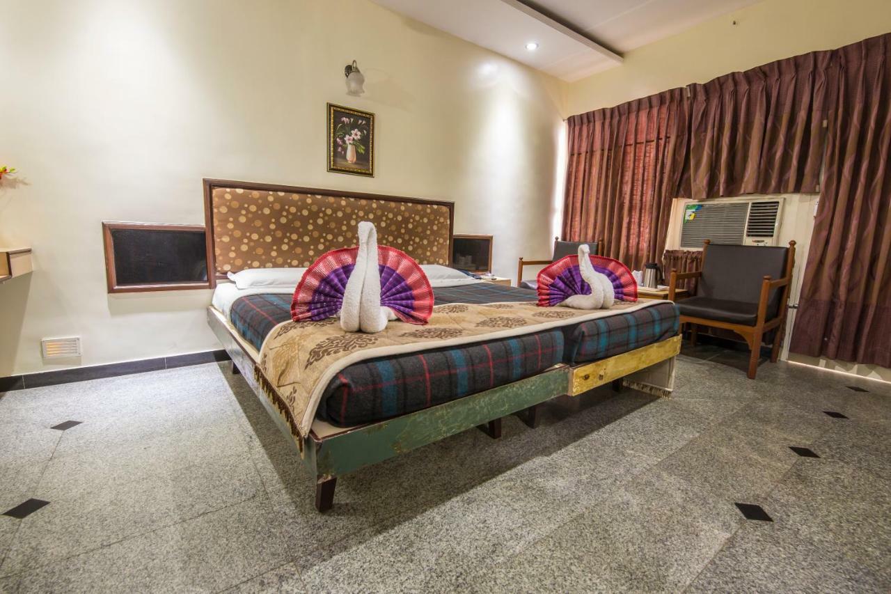 Hotel Aryaas Palayankottai Bagian luar foto