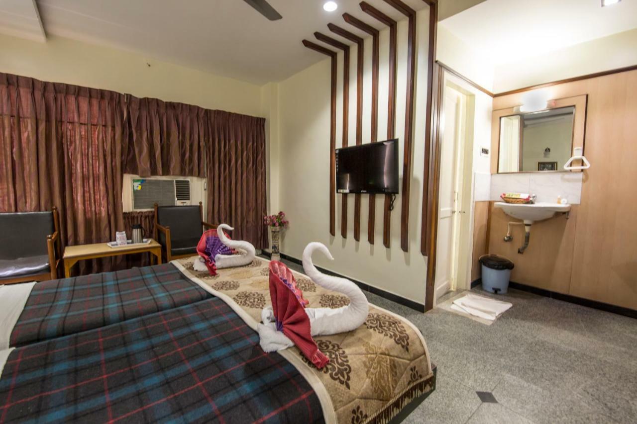 Hotel Aryaas Palayankottai Bagian luar foto