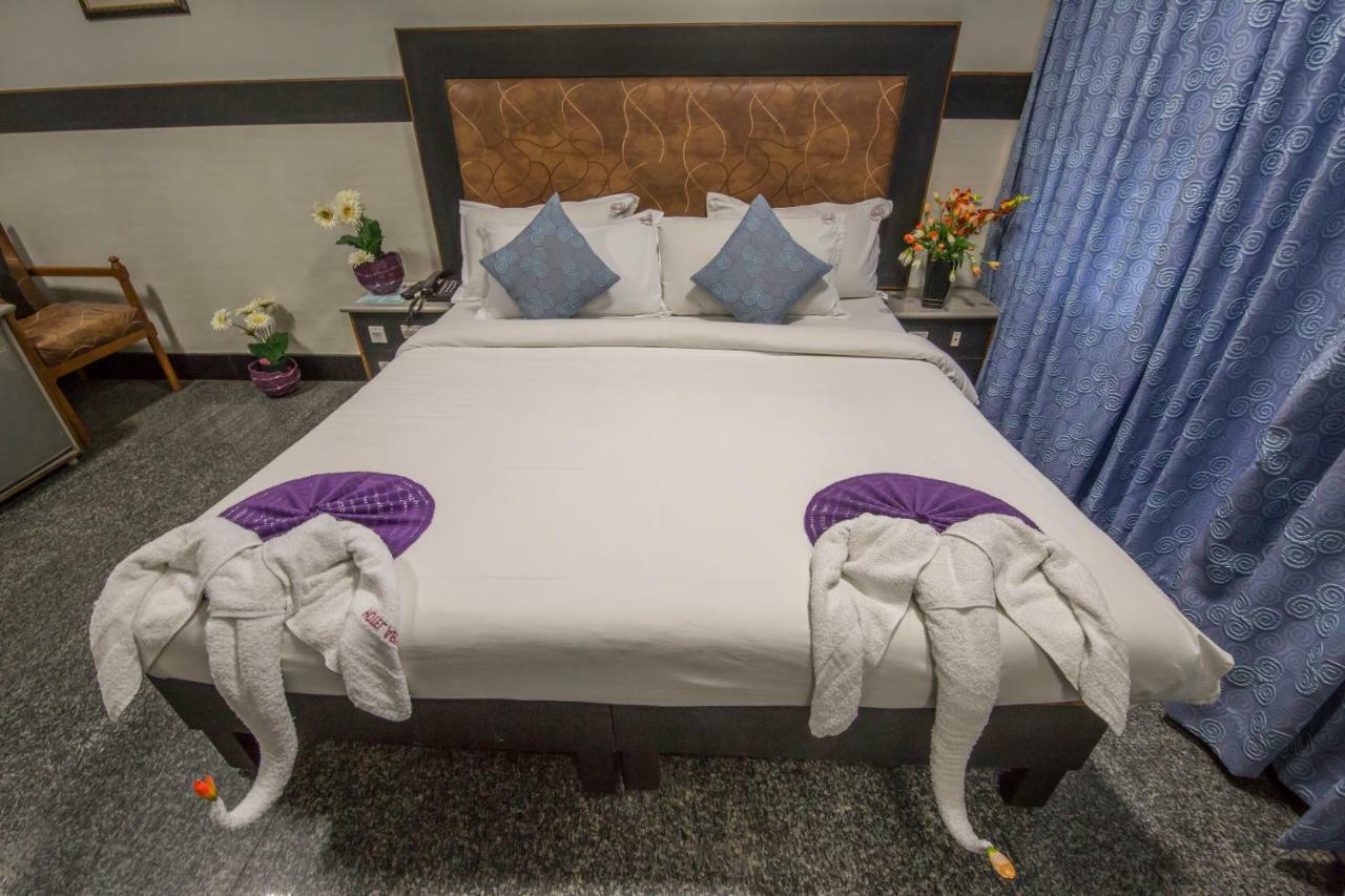 Hotel Aryaas Palayankottai Bagian luar foto