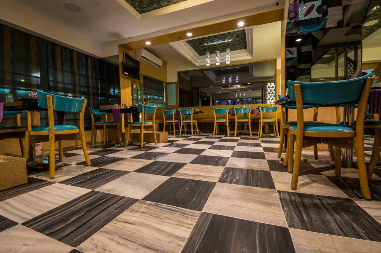 Hotel Aryaas Palayankottai Bagian luar foto